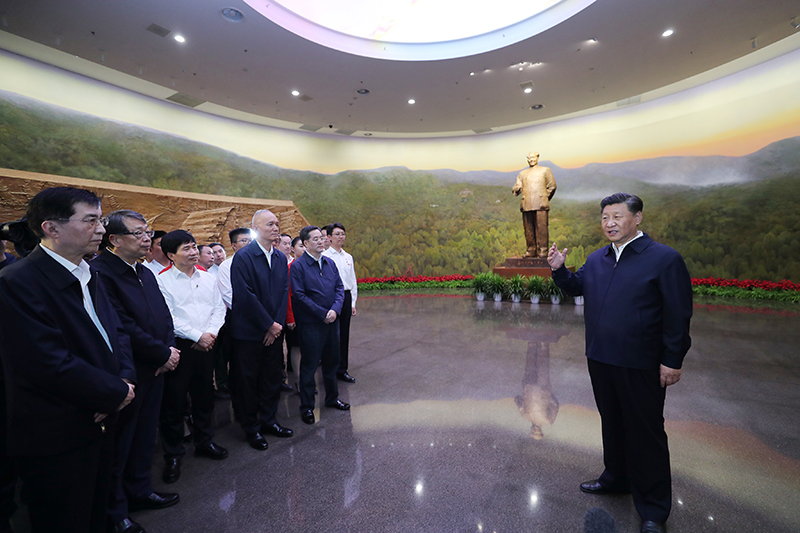 9月12日，中共中央总书记、国度主席、中央军委主席习近平视察中共中央北京香山革命留想地。这是习近平在香山革命留想馆参观《为新中国奠基》主题展览，并颁发沉要讲话。