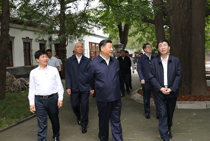 9月12日，中共中央总书记、国度主席、中央军委主席习近平视察中共中央北京香山革命留想地。这是习近平瞻仰双清别墅。
