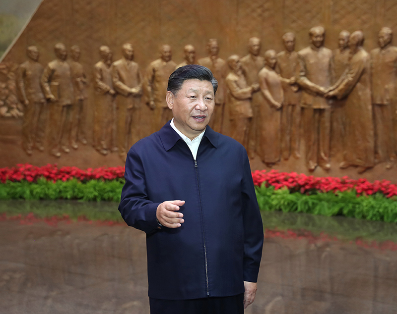 9月12日，中共中央总书记、国度主席、中央军委主席习近平视察中共中央北京香山革命留想地。这是习近平在香山革命留想馆参观《为新中国奠基》主题展览，并颁发沉要讲话。